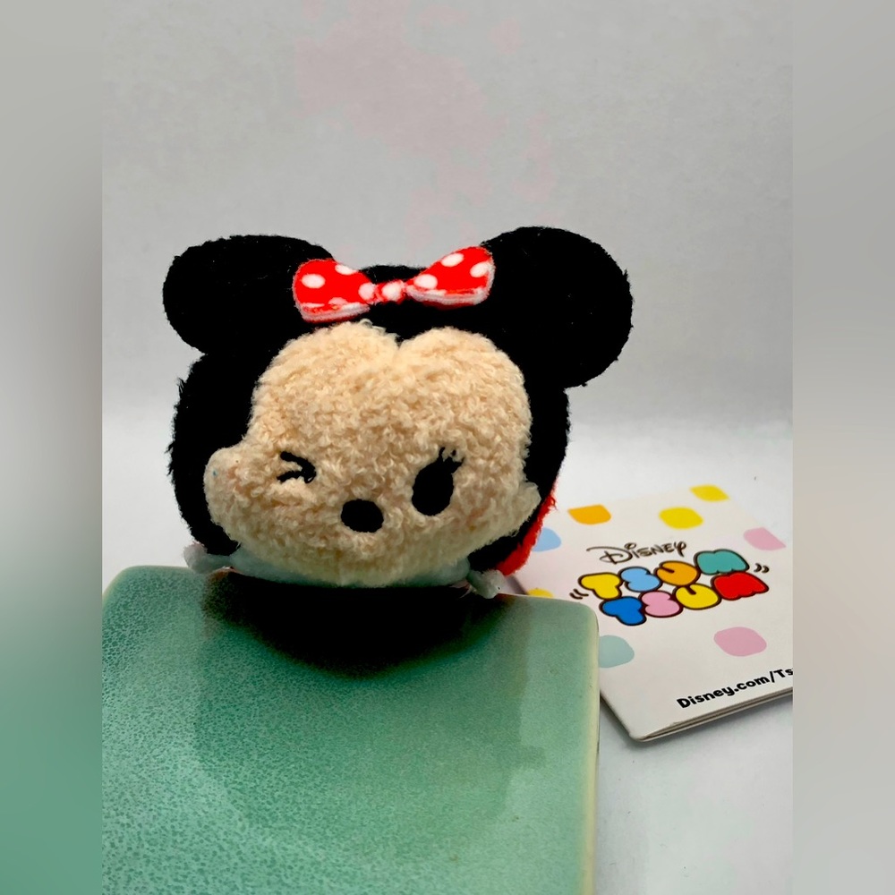 Minnie Mouse Mini Expressions TsumTsum Japan Disney Store winking